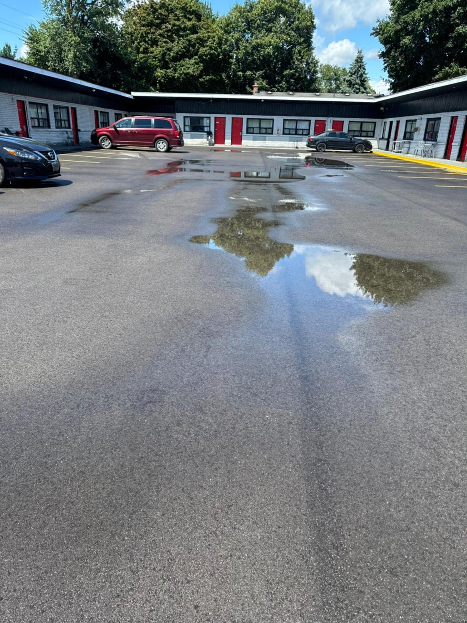 Crestwood Motel *