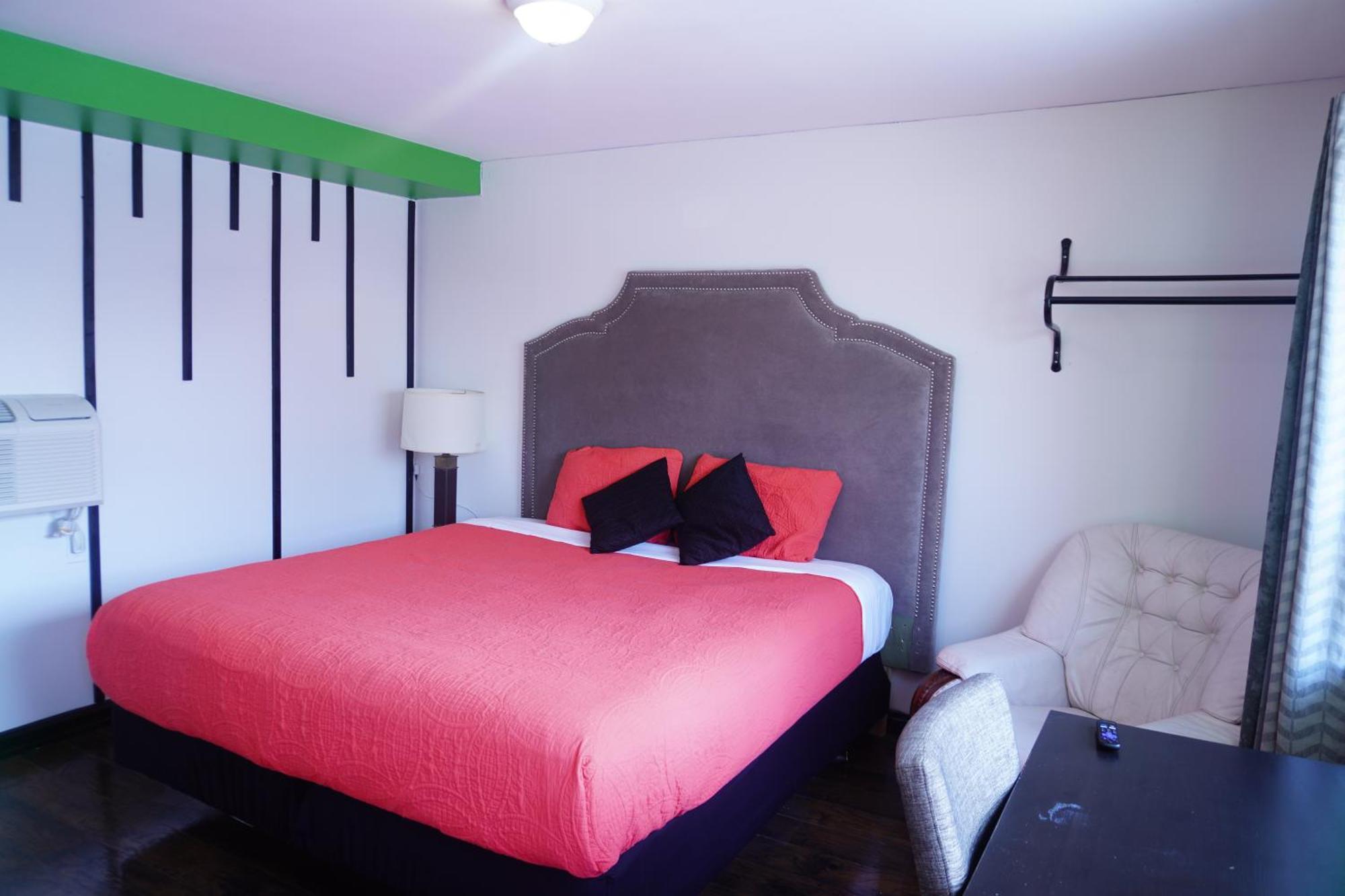 Crestwood Motel *