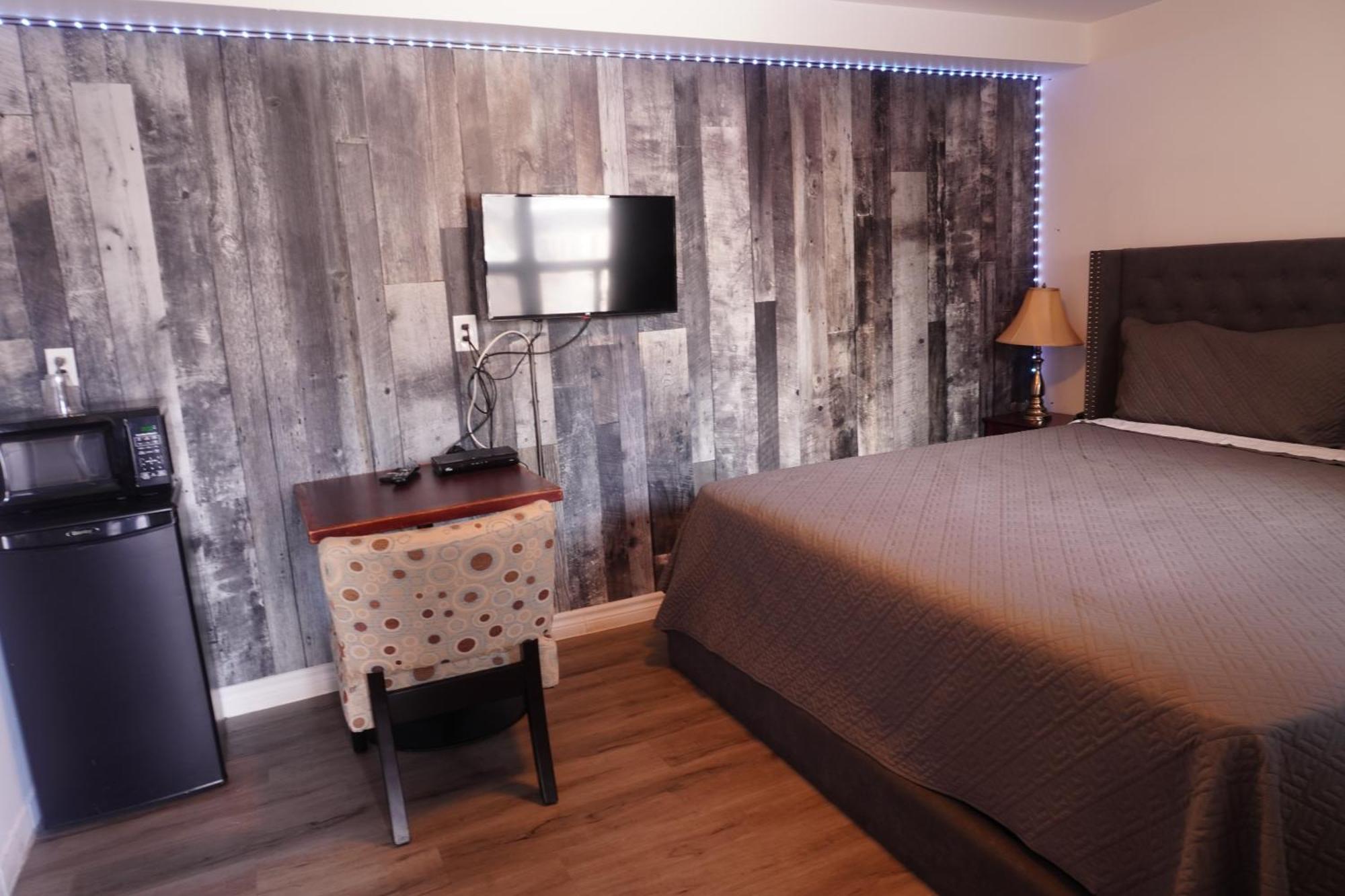 Crestwood Motel *